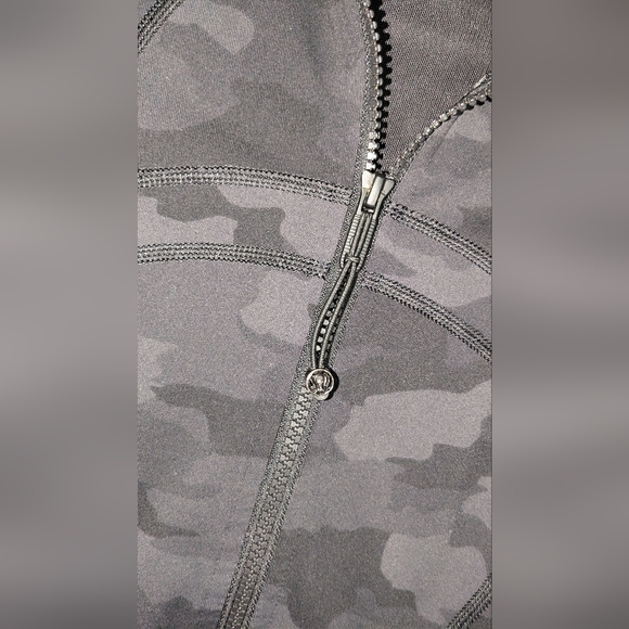 Women's Lululemon DEFINE jacket size 4. - Picture 8 of 11